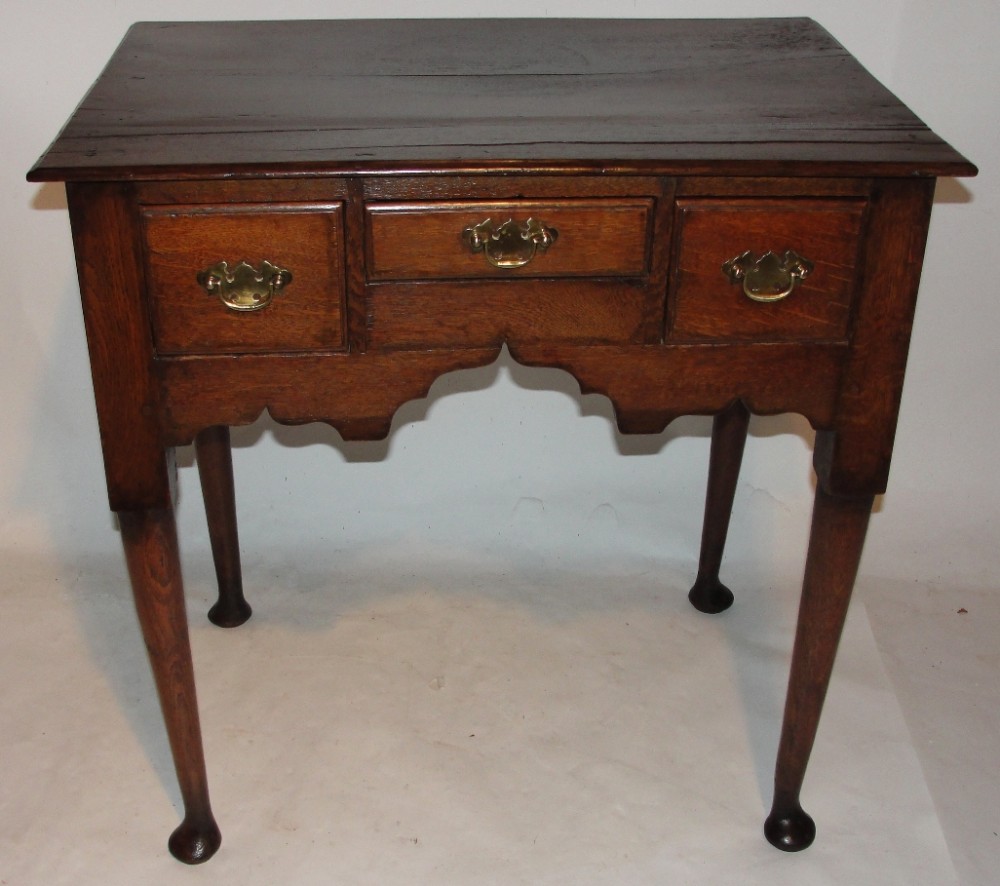 Georgian oak lowboy. Circa 1740