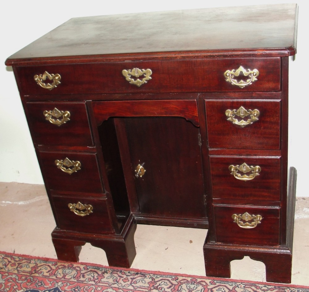 Georgian cuban mahogany small kneehole desk. Circa 1760
