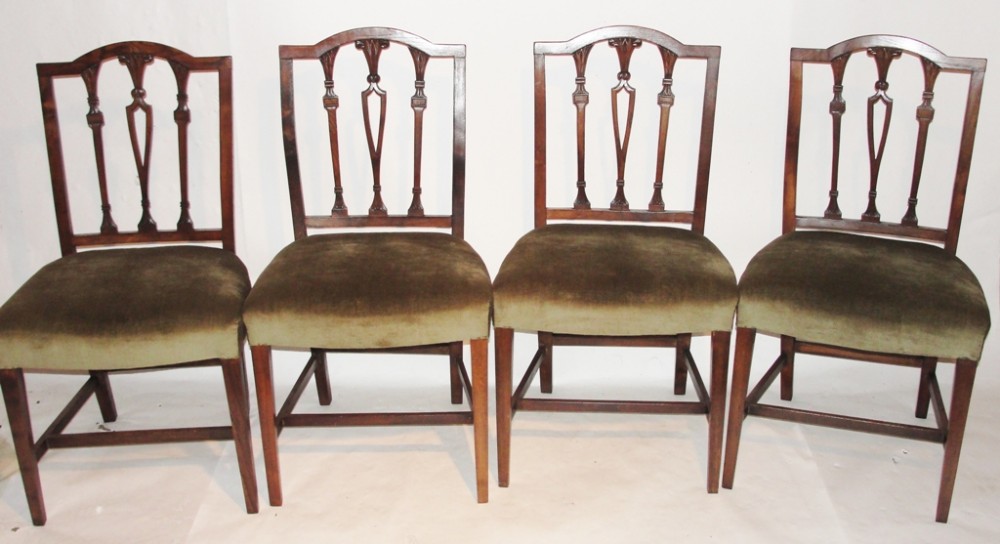 Set 4 Georgian elm dining chairs. Circa 1780