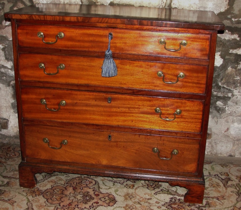 Small Georgian mahogany chest of drawers. Circa 1790