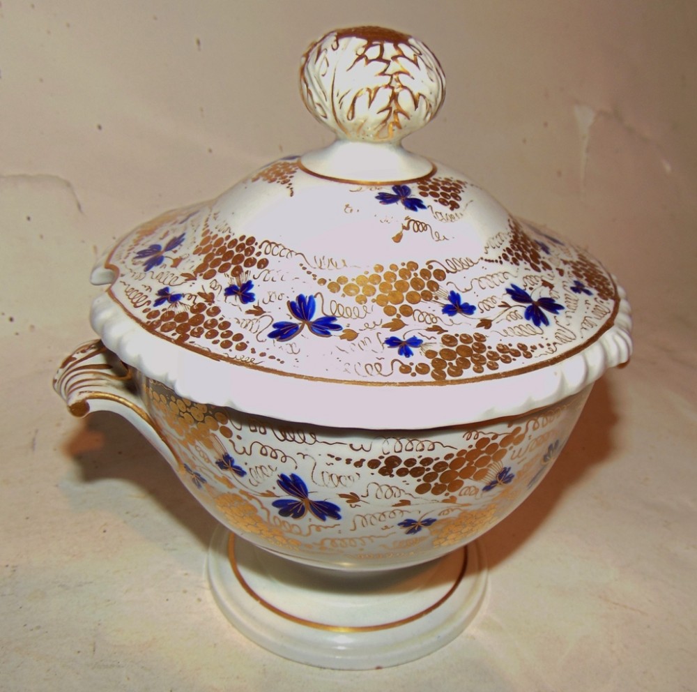 Georgian Derby lidded sauce tureen. Circa 1820