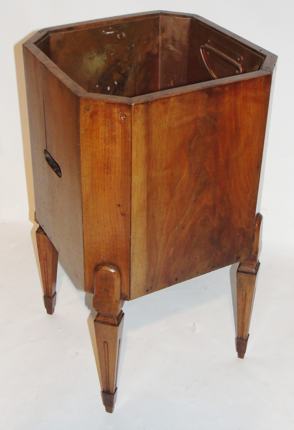 Georgian walnut jardiniere. Circa 1770