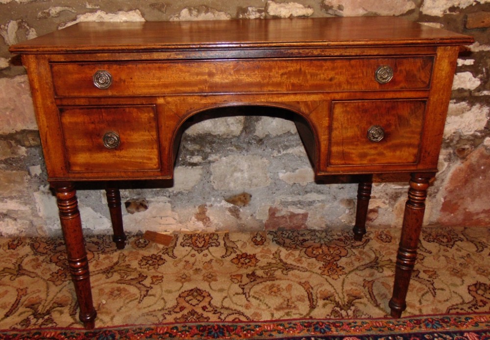 Georgian mahogany dressing table. Circa 1825