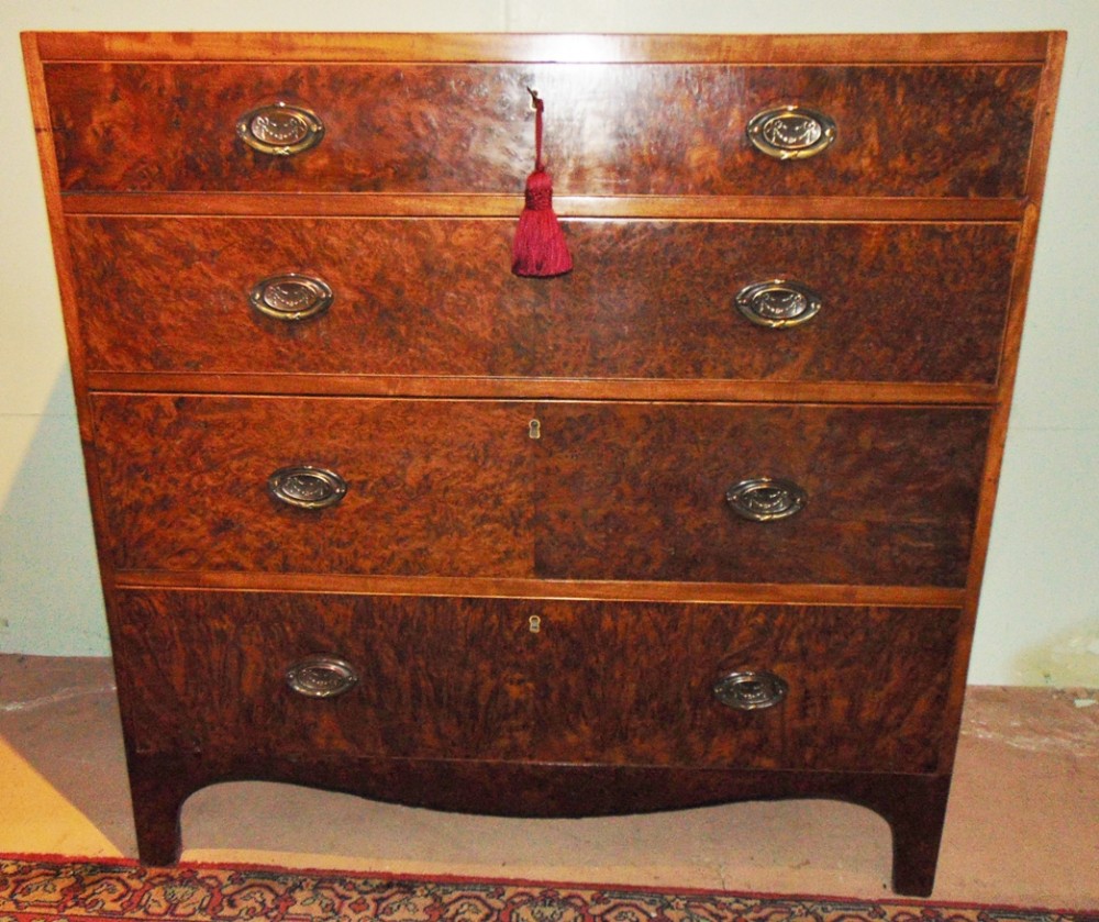 Georgian yew and mahogany chest of drawers. Circa 1800