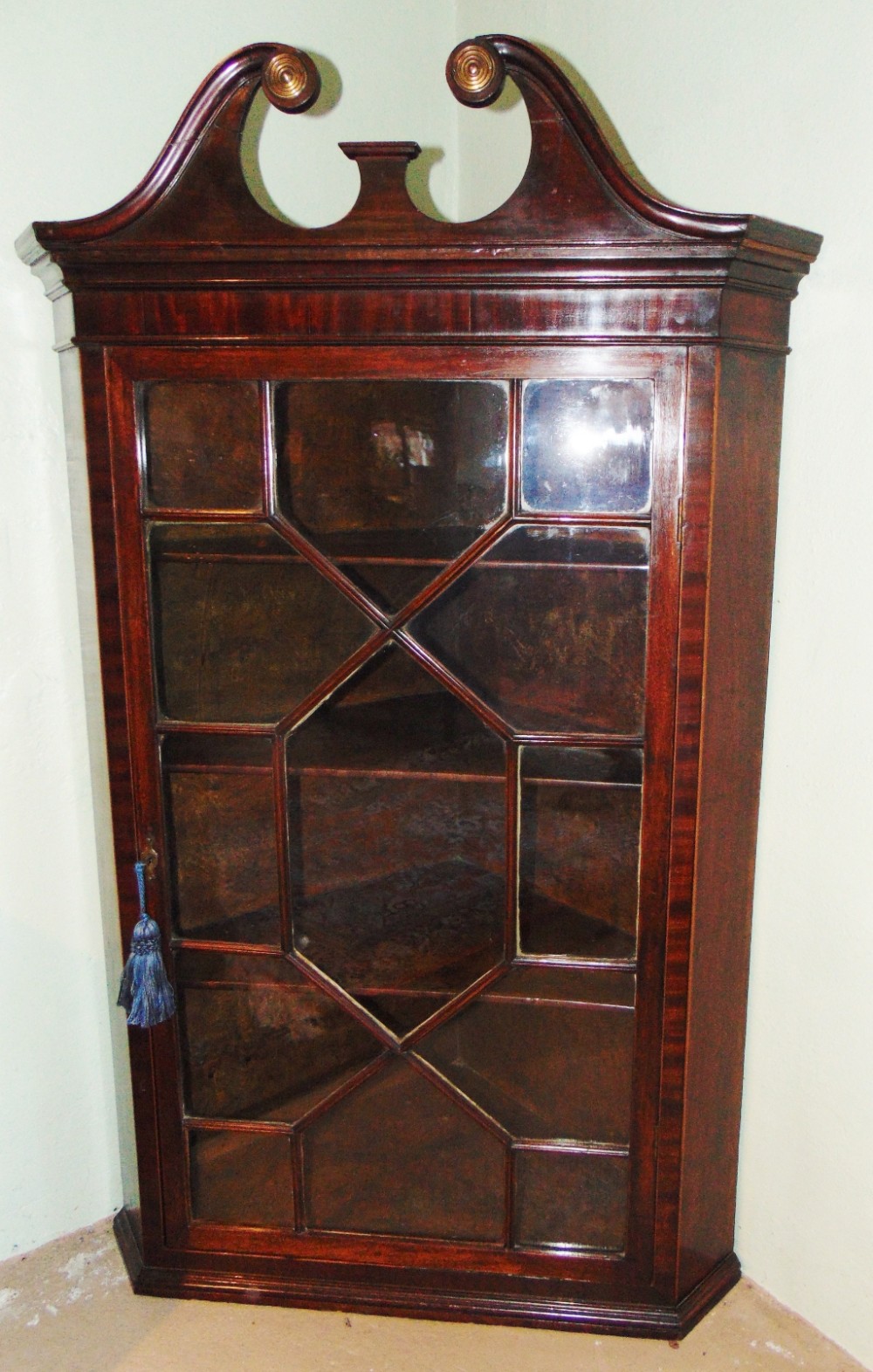 Scottish Georgian mahogany hanging corner cabinet. Circa 1770