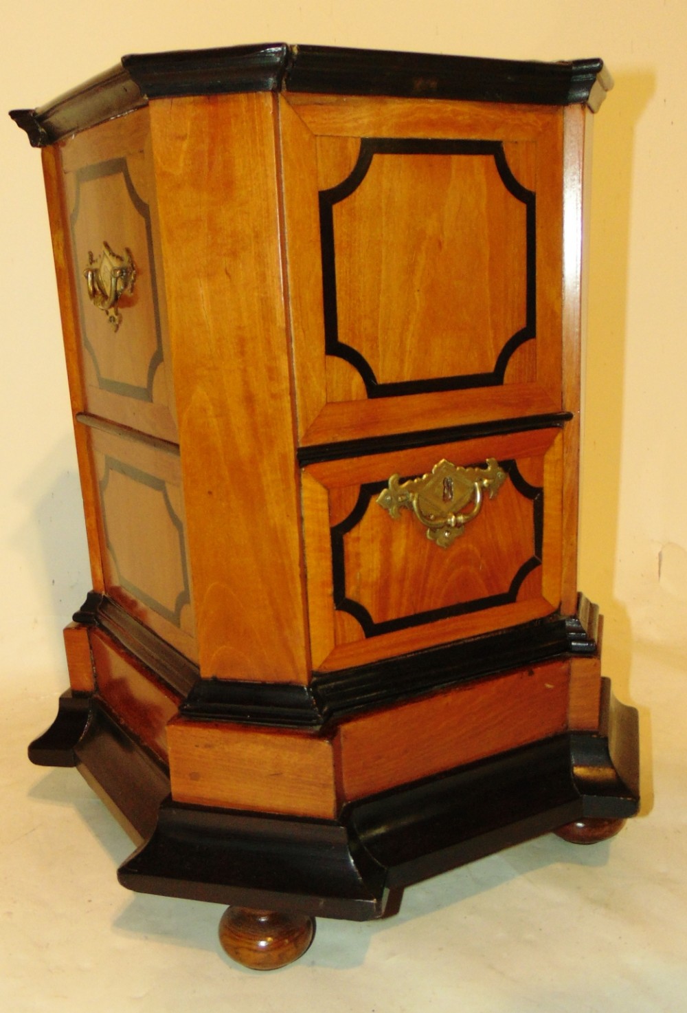 18th. century Dutch satinwood tea bucket. Circa 1780