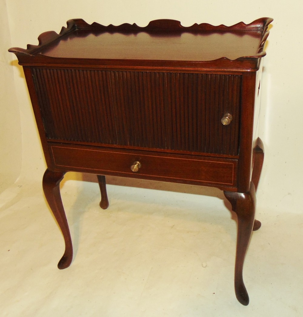 Georgian mahogany bedside cabinet. Circa 1810