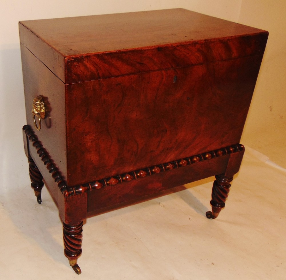 Scottish Regency mahogany cellarette. Circa 1820