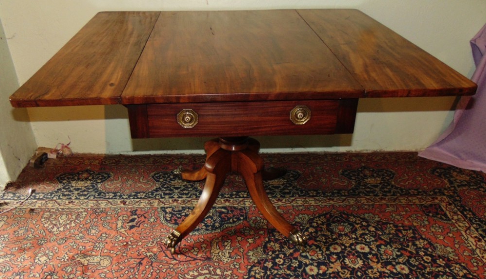 Georgian mahogany Duncan Phyfe dining table. Circa 1820