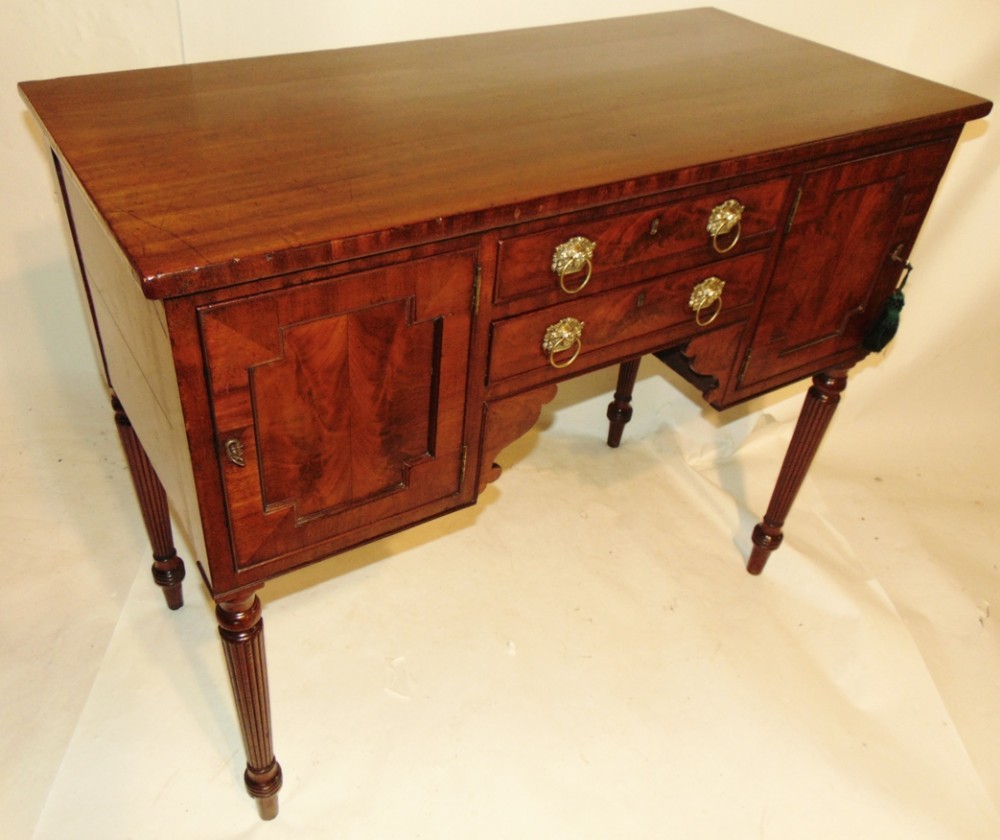 Small Georgian mahogany sideboard. Circa 1825