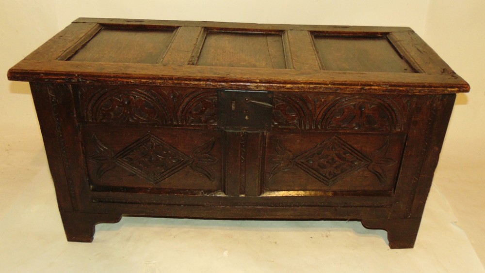 Small early oak carved coffer. Circa 1680