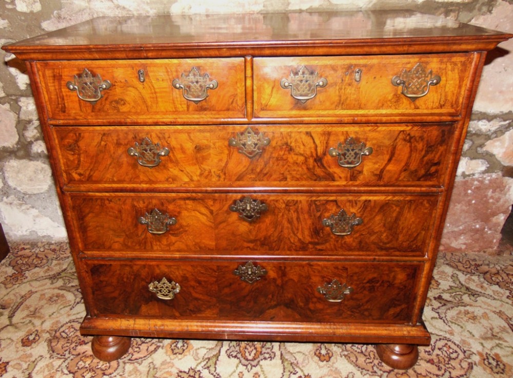 Queen Anne figured walnut chest of drawers. Circa 1720