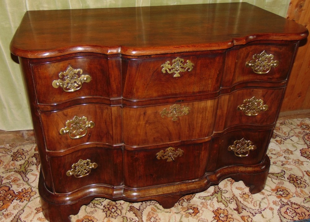 Dutch walnut serpentine chest Circa 1760