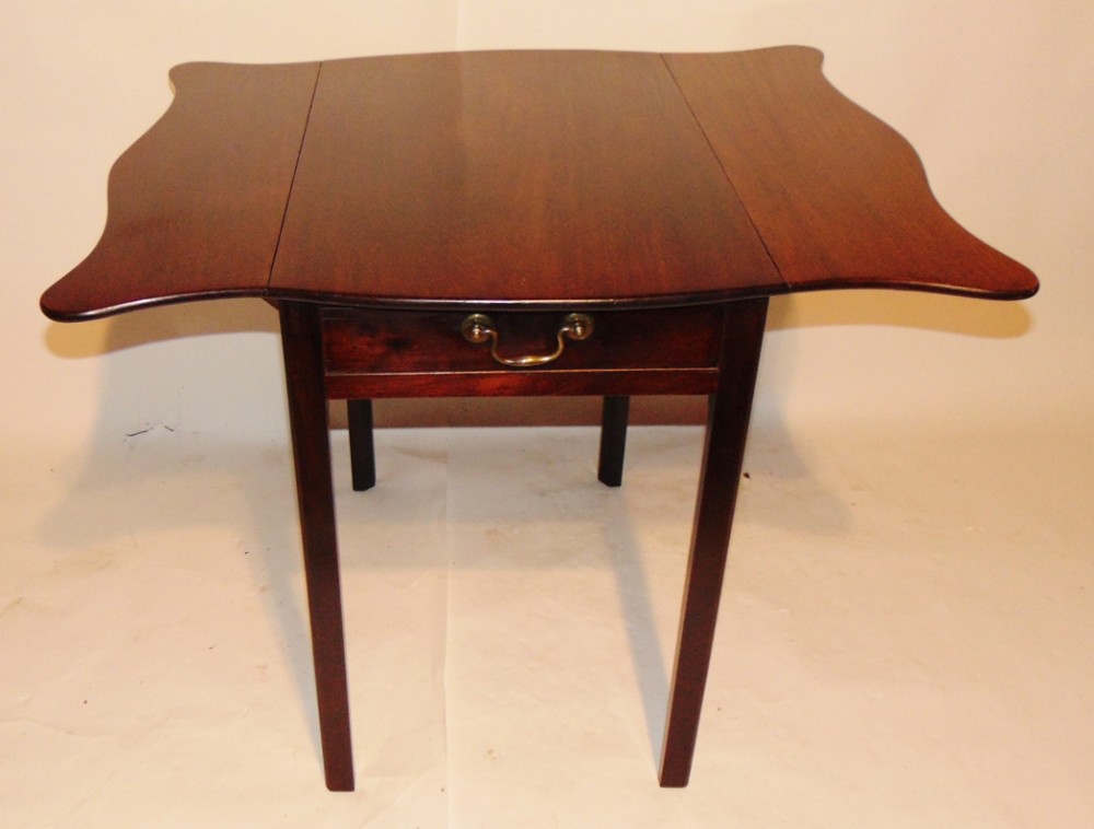 Georgian mahogany butterfly top pembroke table. Circa 1770