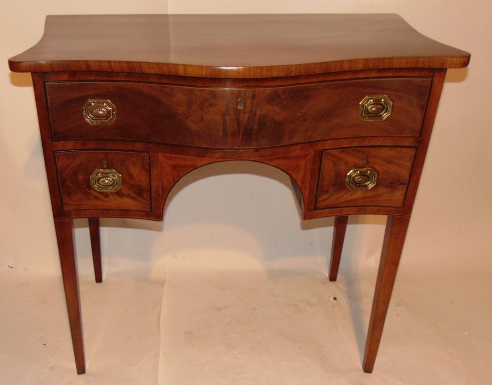Scottish Georgian mahogany serpentine dressing table Circa 1785