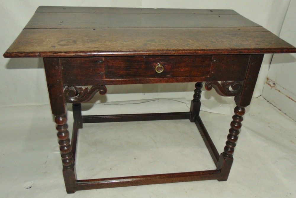 Oak tuned leg side table circa 1670