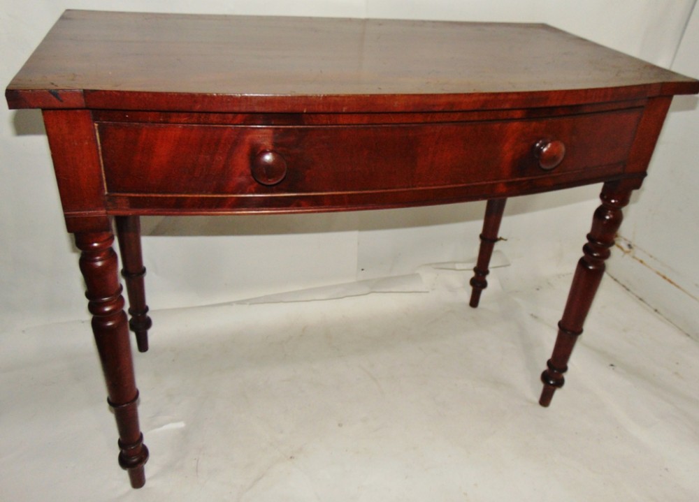 Georgian mahogany bow side table circa 1825