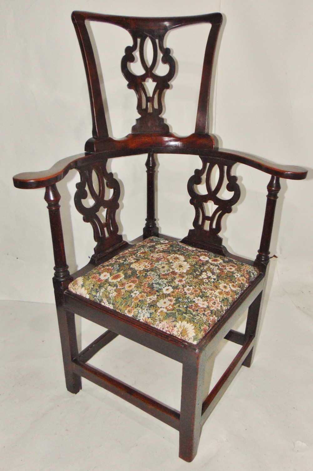 Georgian elm corner 'barber's' chair. Circa 1775