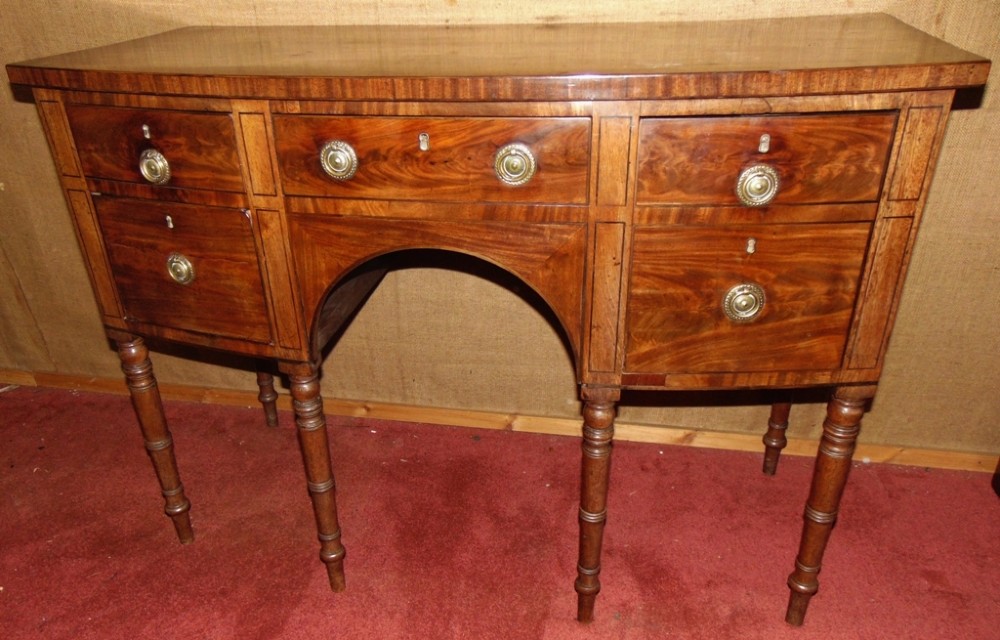 Small Georgian mahogany sideboard circa 1815