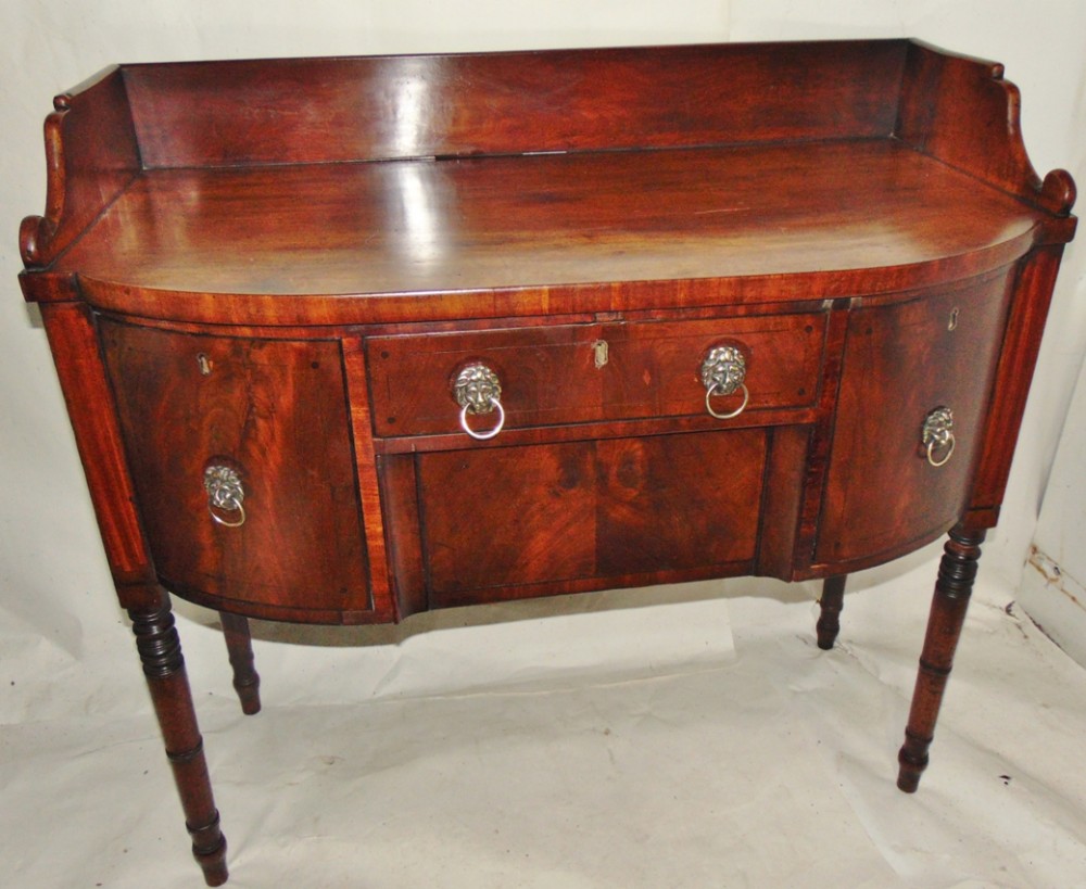 Small Georgian mahogany sideboard circa 1810