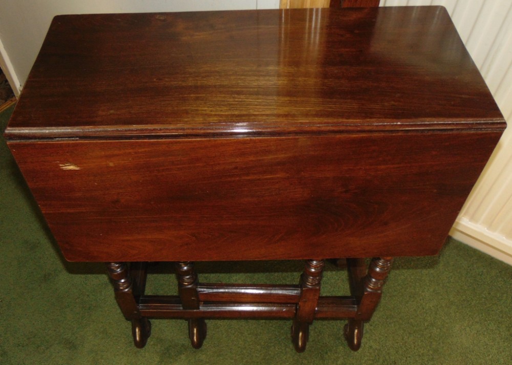William & Mary walnut gateleg table Circa 1695