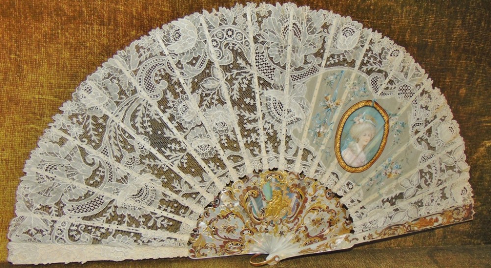 Edwardian lace and Mother of Pearl fan Circa 1900