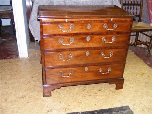 Early Georgian Mahogany Chest of Drawers with a Slide.