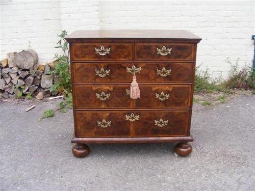 Early 18th Century Walnut Chest of Drawers.
