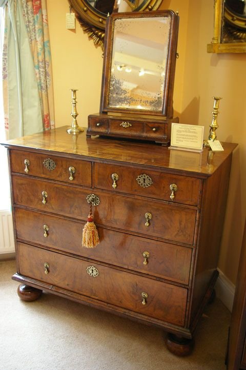 Early 18th Century Walnut Chest of Drawers