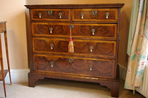 Stunning Early 18th Century Walnut Chest of Drawers with Quarter Veneered Top and Banding.