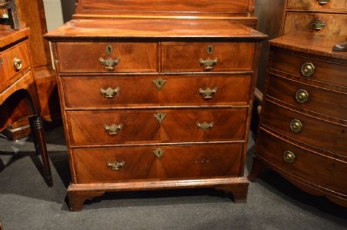 Superb 18th Century Walnut Chest of Drawers with Crossbanding.
