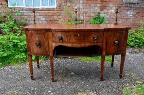 Beautiful Georgian Mahogany Sideboard with Brass Upstanding Gallery.