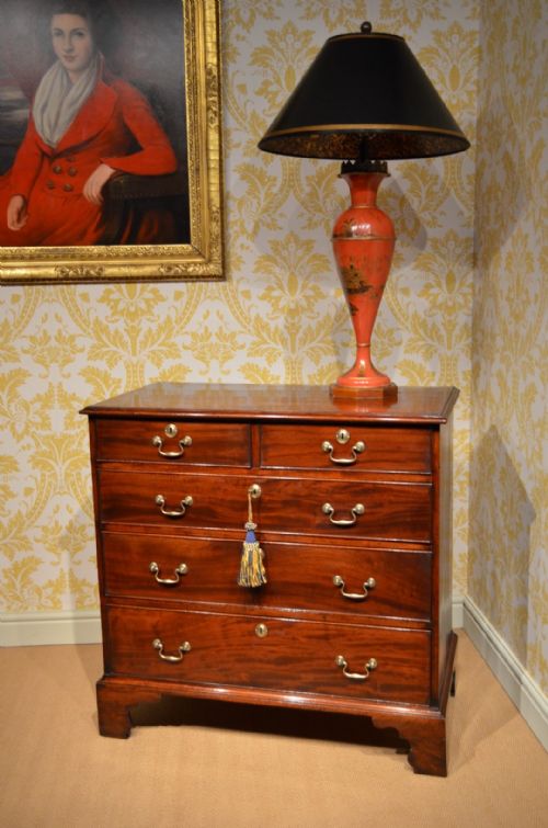 fig 1. Stunning Georgian Mahogany chest of 2 over 3 drawers.