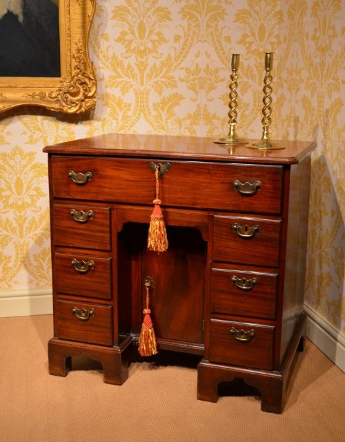 Beautiful 18th Century Mahogany Kneehole Desk/dressing Table