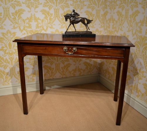Lovely Georgian Mahogany Single Drawer Side Table in Excellent Condition.