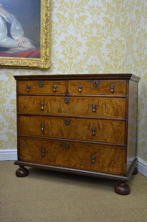 Early 18th Century Walnut Chest of Drawers.