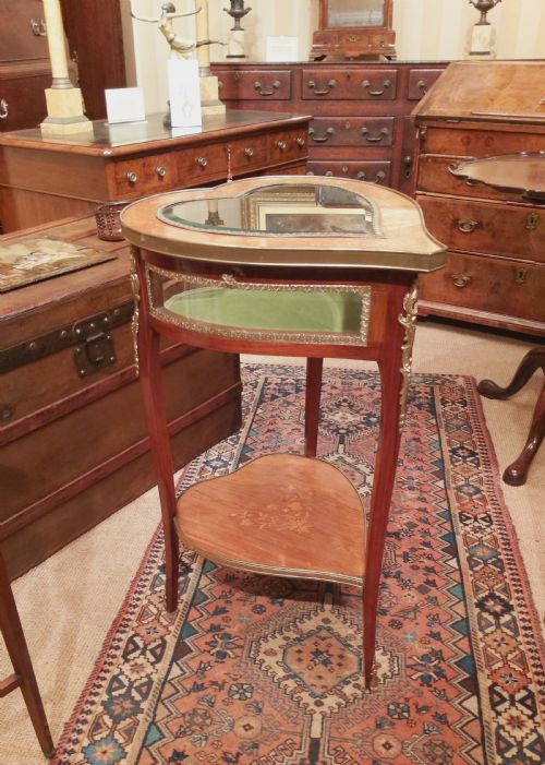 Heart Shaped Vitrine Bijouterie Display Table.
