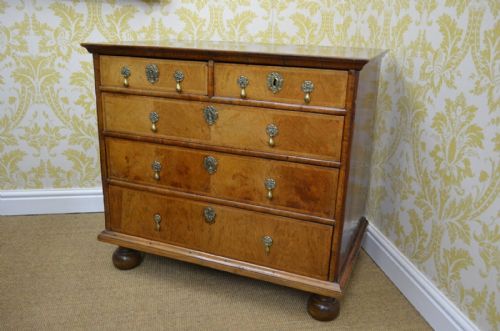 EARLY 18TH CENTURY WALNUT CHEST OF DRAWERS