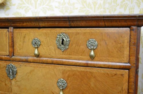 EARLY 18TH CENTURY WALNUT CHEST OF DRAWERS - ADDITIONAL PHOTO 5