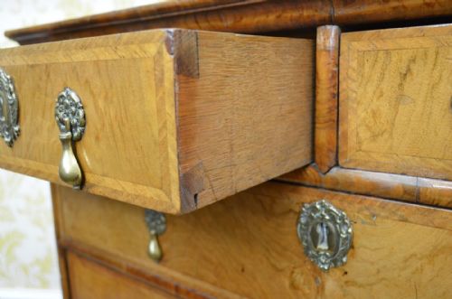 EARLY 18TH CENTURY WALNUT CHEST OF DRAWERS - ADDITIONAL PHOTO 6