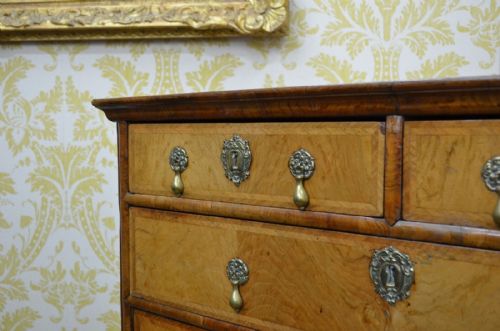 EARLY 18TH CENTURY WALNUT CHEST OF DRAWERS - ADDITIONAL PHOTO 7