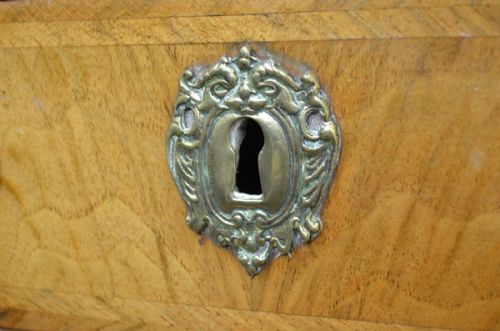 EARLY 18TH CENTURY WALNUT CHEST OF DRAWERS - ADDITIONAL PHOTO 8