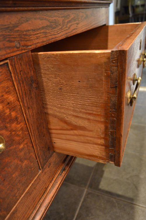 A BEAUTIFUL GEORGIAN OAK DRESSER BASE - ADDITIONAL PHOTO 18