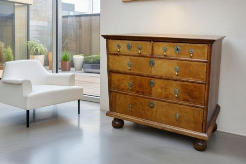 EARLY 18TH CENTURY WALNUT CHEST OF DRAWERS