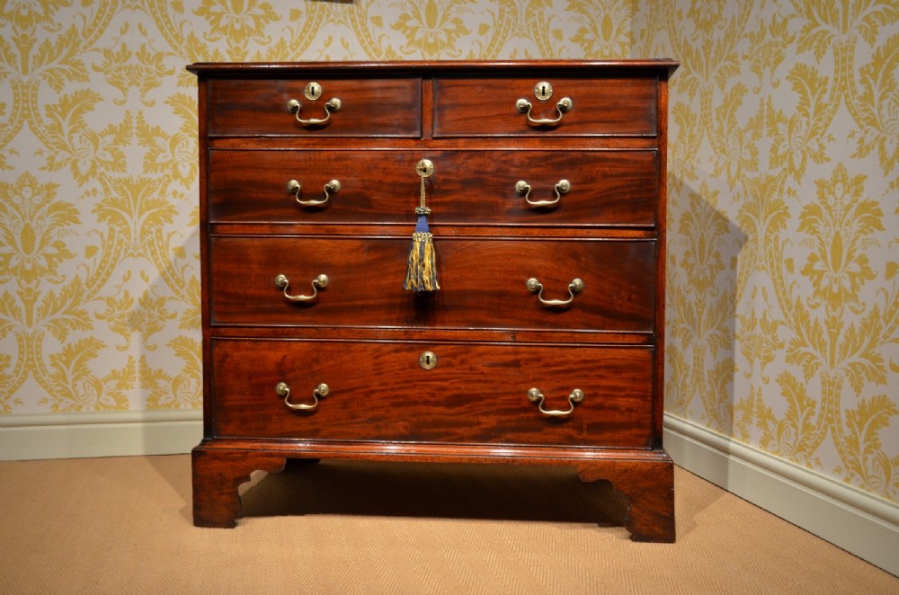 Stunning Georgian Mahogany chest of 2 over 3 drawers.