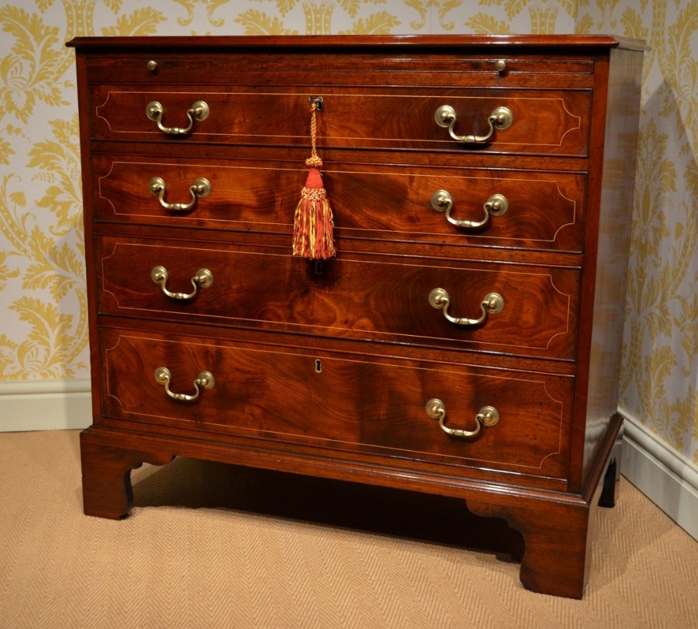 A Wonderful Georgian Mahogany Bachelor Chest of Drawers.