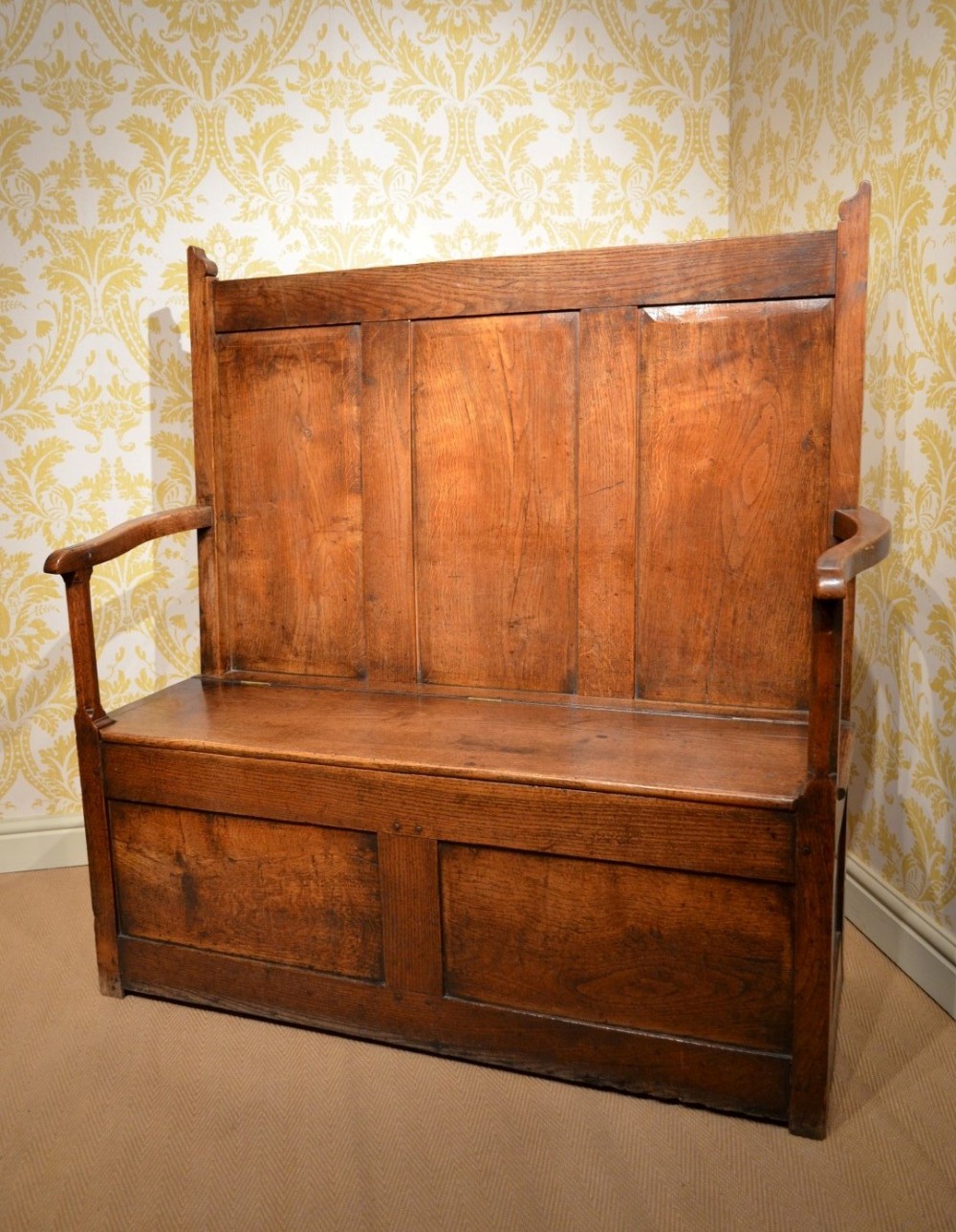 Beautiful Georgian Oak  Box Seat Country Settle with fabulous colour