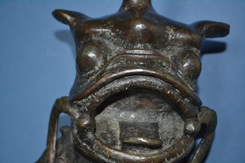 LARGE BURMESE BRONZEMIRRORED TEMPLE LION C 1820 - ADDITIONAL PHOTO 2