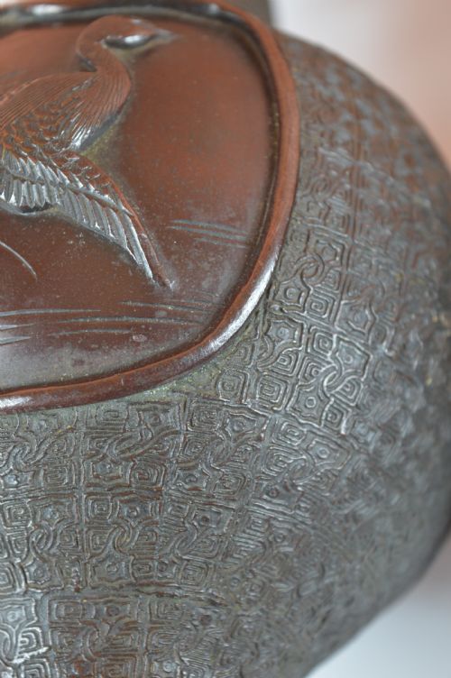 PAIR LARGE JAPANESE BRONZE VASES C1890 - ADDITIONAL PHOTO 3