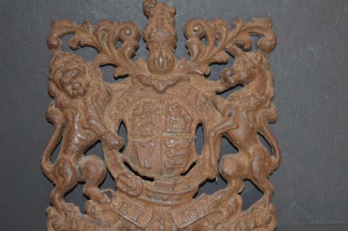 large 42kg cast iron royal coat of armsc1850 - CATEGORY: ANTIQUE METAL - DATED 19TH CENTURY